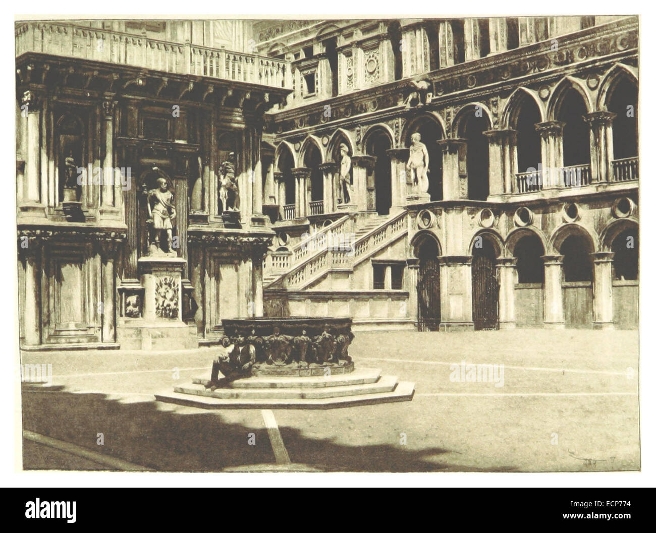 Cette illustration de Clément de 1894 représente la cour du Palais Ducal à Venise, mettant en évidence la grandeur architecturale de l'escalier des géants. L'image reflète le design orné et le contexte historique du palais vénitien. Banque D'Images