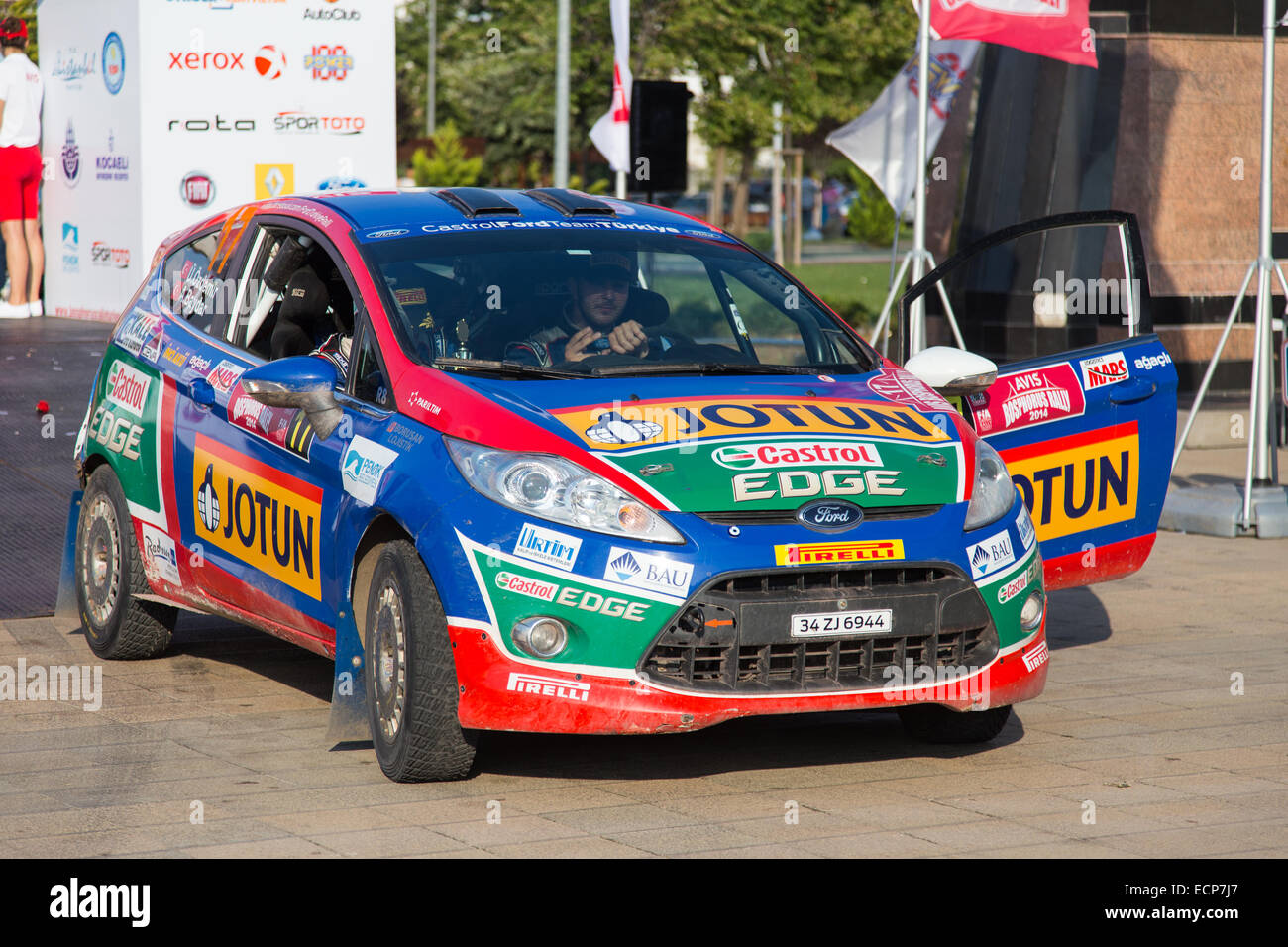 ISTANBUL, TURQUIE - 17 août 2014 : Umit pouvez avec Ford Fiesta R2 de voiture Ford Castrol Team Turkiye dans cérémonie du podium de Avis Bos Banque D'Images