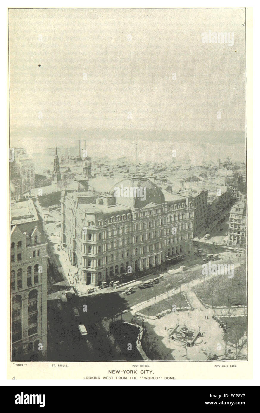 Cette illustration panoramique de 1893 offre une vue panoramique de New York depuis le World-Dome, capturant l'horizon, les bâtiments remarquables et le développement urbain de la fin du XIXe siècle. Banque D'Images