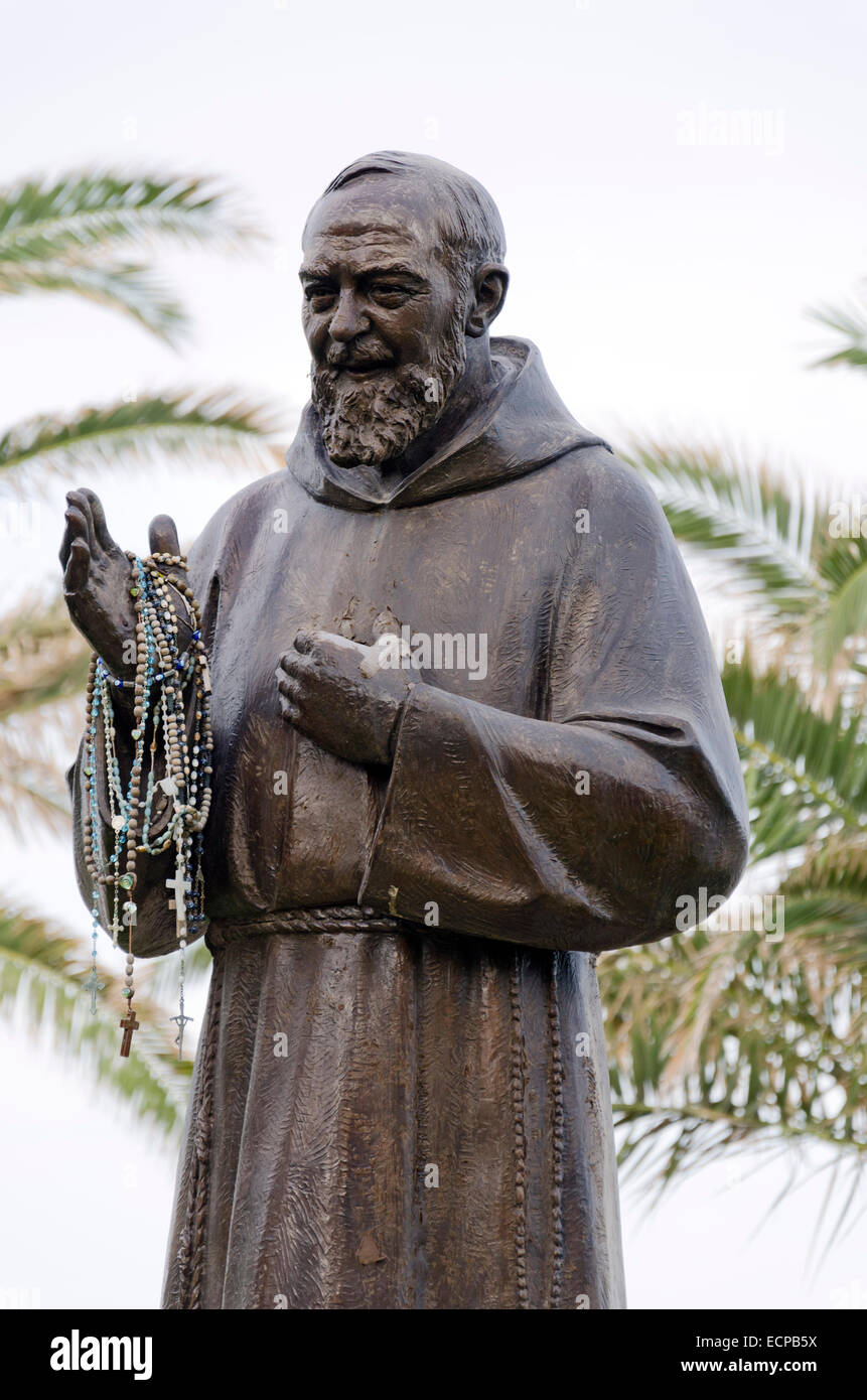 LETOJANNI, SICILE, ITALIE - Le 26 septembre 2012 : statue en bronze de Padre Pio avec rosaires. Saint Pio de Pietrelcina était un prêtre Capucin Banque D'Images