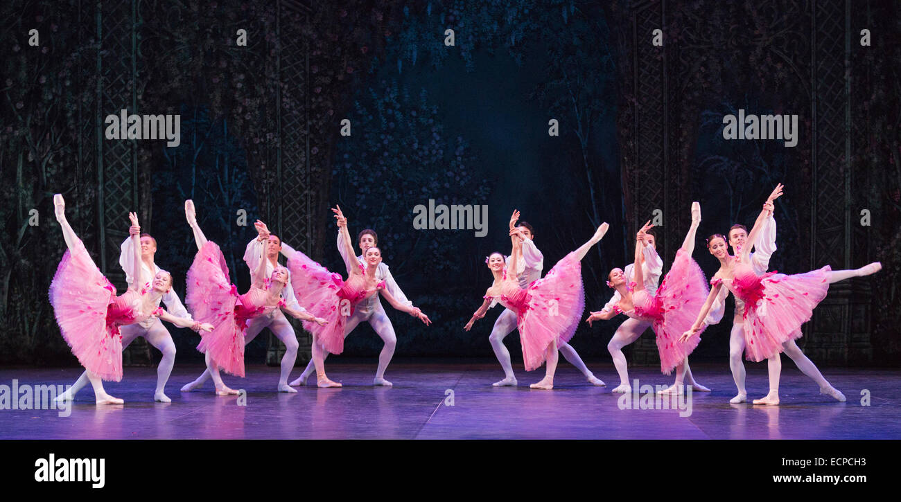 Valse des fleurs avec des danseurs de l'English National Ballet et d'étudiants de l'English National Ballet School. Répétition générale pour le ballet 'Casse-Noisette' au London Coliseum. Sur une musique de Piotr Ilitch Tchaïkovski, le ballet de Noël traditionnel est chorégraphié par Wayne Eagling basé sur un concept par Toer von Schayk et Wayne Eagling. L'English National Ballet Philharmonic Orchestra accompagne les danseurs de l'English National Ballet et d'étudiants de l'English National Ballet School. Les enfants sont les artistes interprètes ou exécutants de l'Tring Park School for the Performing Arts. Banque D'Images