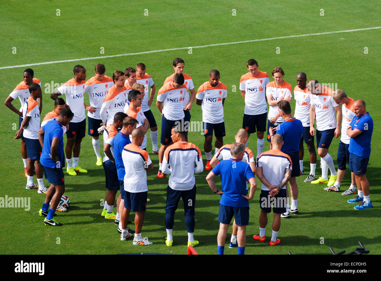 L'équipe nationale de football des Pays-Bas est titulaire d'une pratique de formation à la Regata Club de Flamengo, au sud de Rio de Janeiro, après leur victoire contre l'Espagne le vendredi où : Flamengo, Brésil Quand : 14 Juin 2014 Banque D'Images