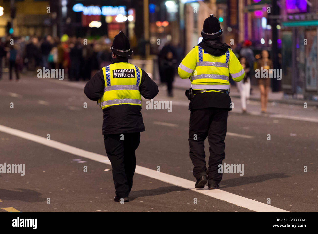 Les agents de police en patrouille dans le centre-ville de Cardiff dans la nuit. Banque D'Images