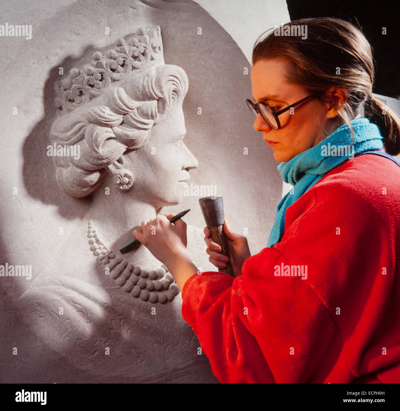 Tailleur de pierres sculpture d'un portrait de la reine Elizabeth 2 dans un bloc de calcaire. Banque D'Images