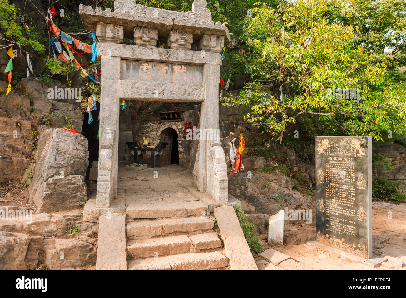 Licence disponible sur MaximImages.com - entrée dans la grotte Bodhidharma à Dengfeng, Zhengzhou, province de Henan, Chine Banque D'Images