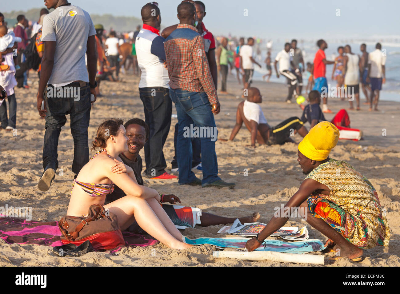 Les touristes sur la plage de Labadi, Accra, Ghana, Afrique Banque D'Images