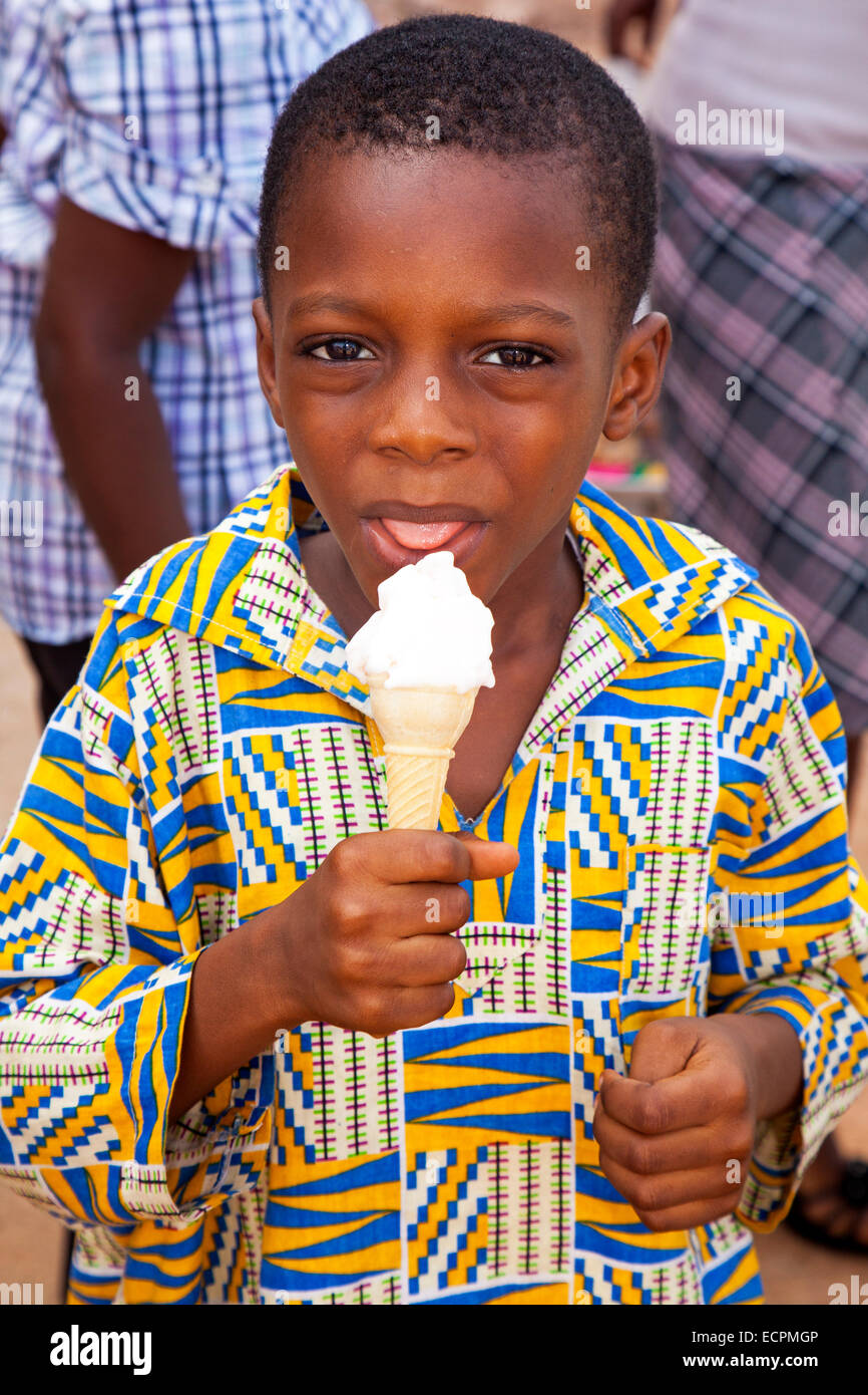 African boy eating ice cream, Accra, Ghana, Afrique Banque D'Images