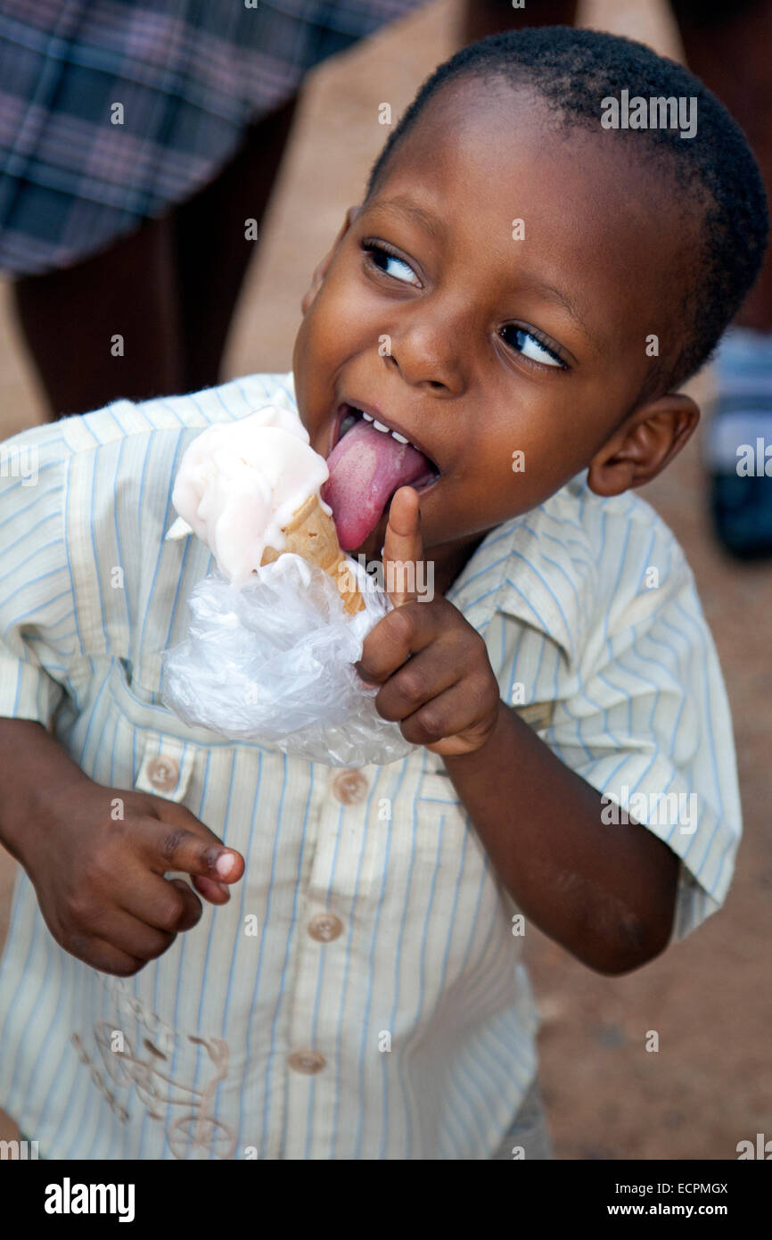 African boy eating ice cream, Accra, Ghana, Afrique Banque D'Images