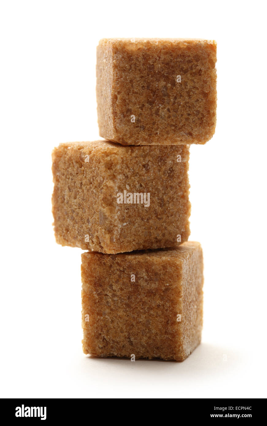 Cubes de sucre de canne sur fond blanc dans closeup Banque D'Images