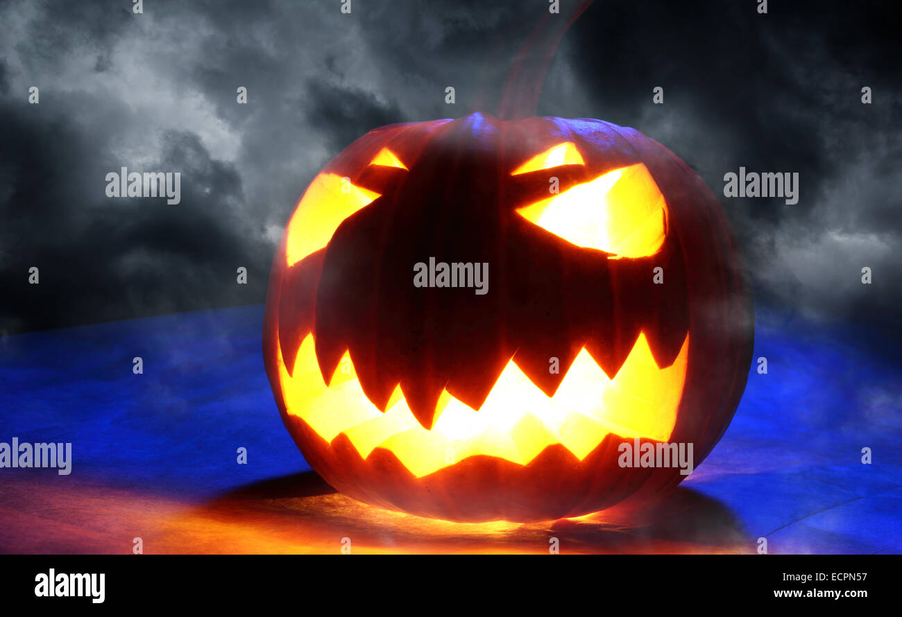 Angry halloween citrouille sur blue thunder sky Banque D'Images