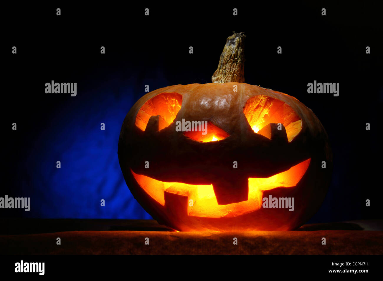 Drôle halloween citrouille à lumière bleue dans closeup Banque D'Images