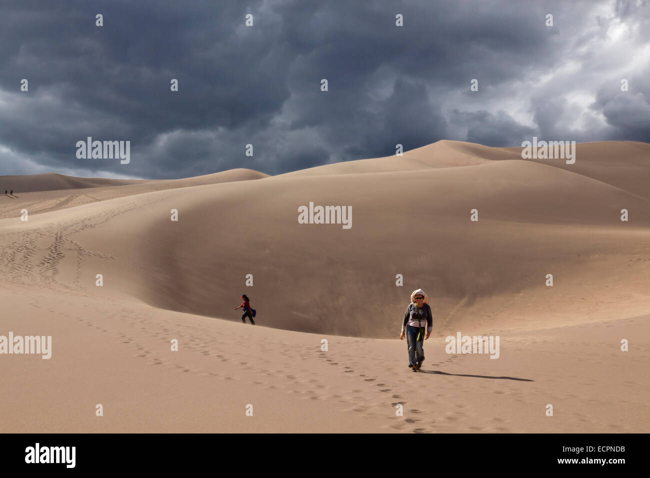 Visiteurs parcourent dans Great Sand Dunes National Park qui contient la plus grande dunes de sable en Amérique du Nord - COLORADO MR Banque D'Images