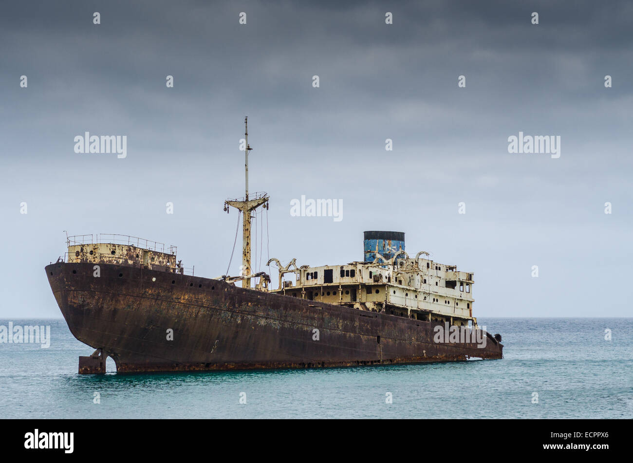 Épave de navire dans l'océan avec des black sky Banque D'Images