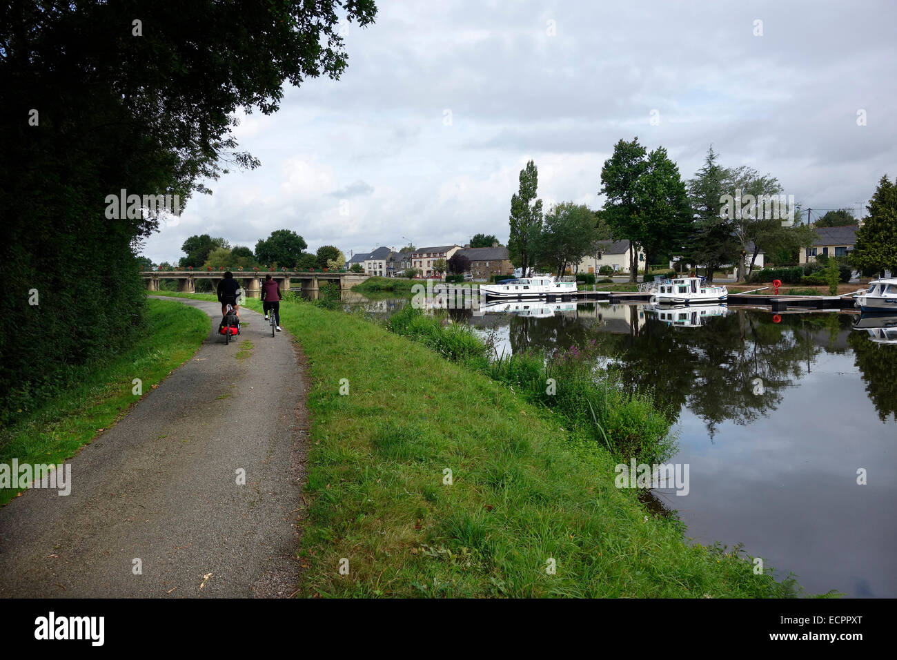 St Martin sur le Canal de Nantes Brest randonnée à vélo Banque D'Images