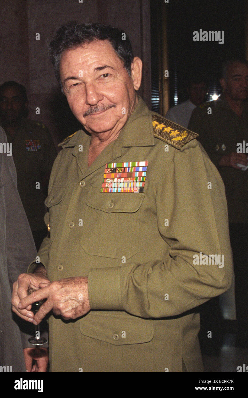 Les Etats-Unis et Cuba ont annoncé une entente entre les deux pays qui sera un premier pas vers la normalisation des relations. Photo : 1999 - La Havane, Cuba - photo Raul Castro, frère du président cubain Fidel Castro. Le troisième plus ancien chef d'état, Fidel a démissionné lundi après une chirurgie intestinale temporairement, en transférant au pouvoir pour la première fois à son frère Raul. (Crédit Image : © PhotoXpress/ZUMA Press) Banque D'Images