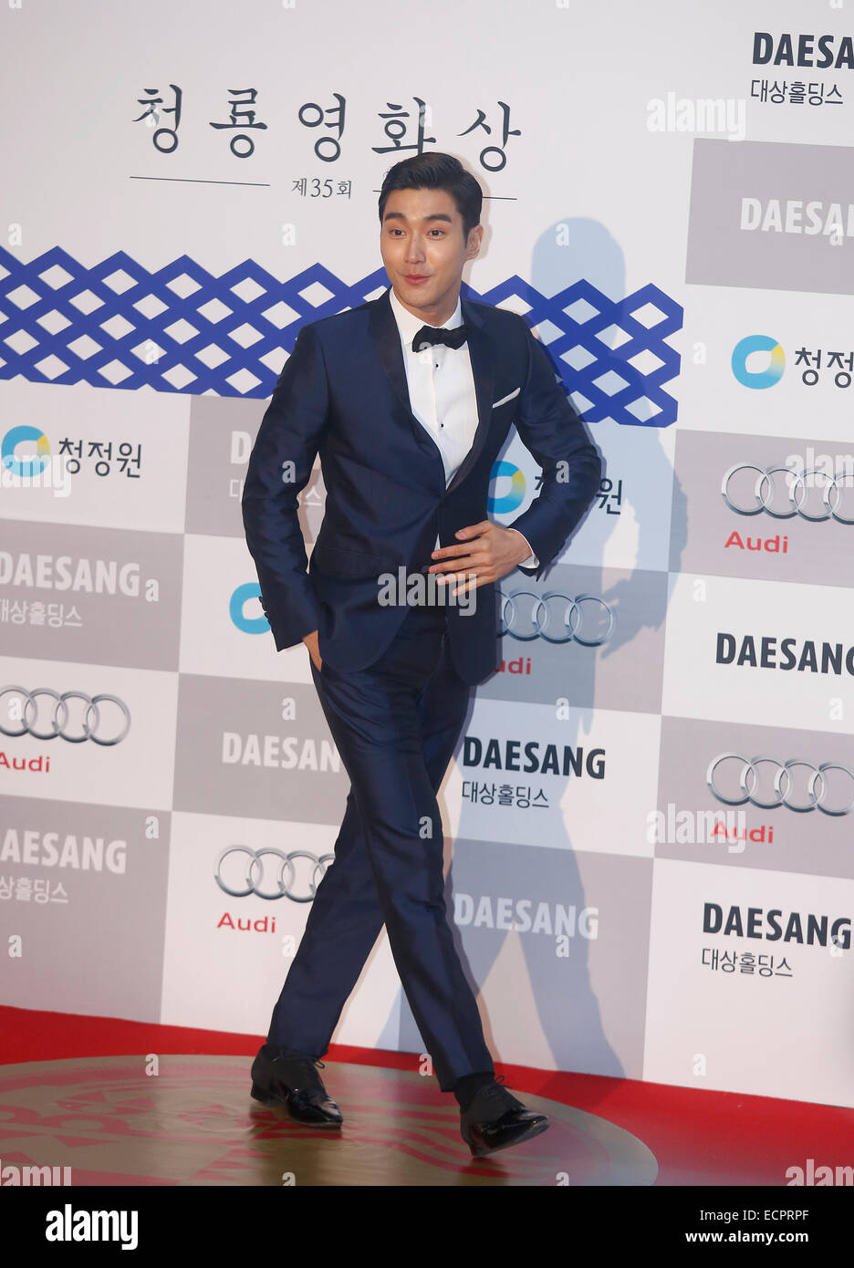 Seouil, la Corée du Sud. 25Th Dec, 2014. Si-Won(SUPER JUNIOR), chanteur et acteur sud-coréen Choi Siwon pose lors d'un événement tapis rouge de la société Blue Dragon Film Awards à Séoul, Corée du Sud. © Lee Jae-Won/AFLO/Alamy Live News Banque D'Images