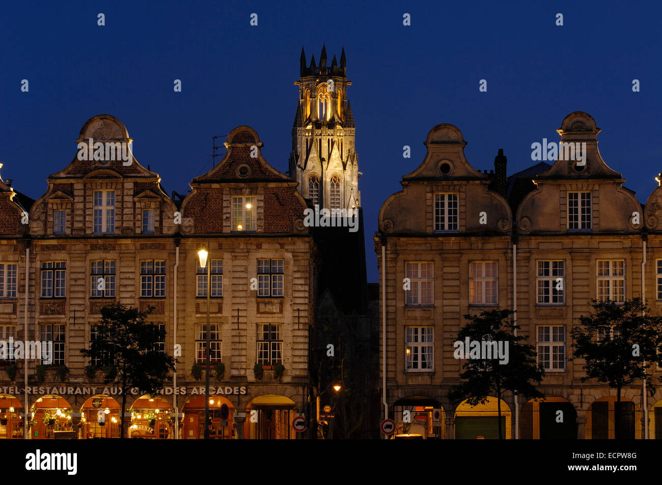 Grand Place au crépuscule, Arras, le Nord-Pas de Calais, région de l'Artois, France, Europe Banque D'Images