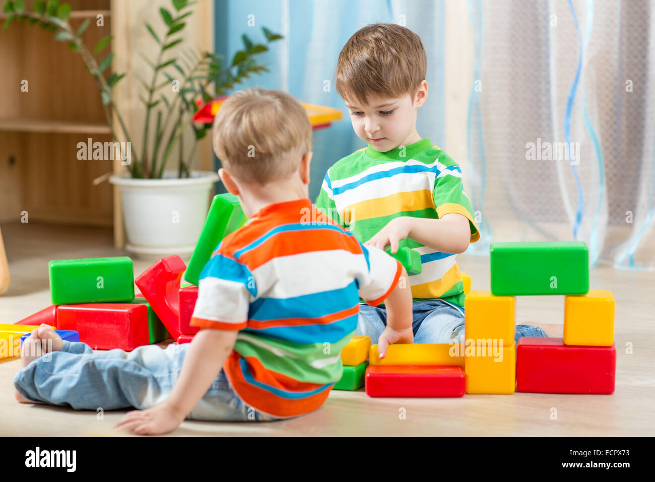 Les enfants jouaient dans la chambre Banque D'Images