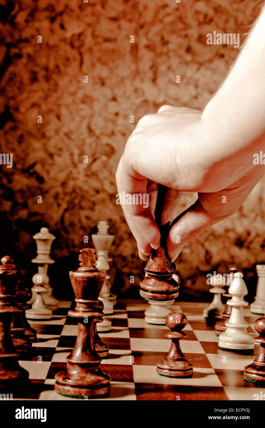 Femme jouant de l'chess move Banque D'Images