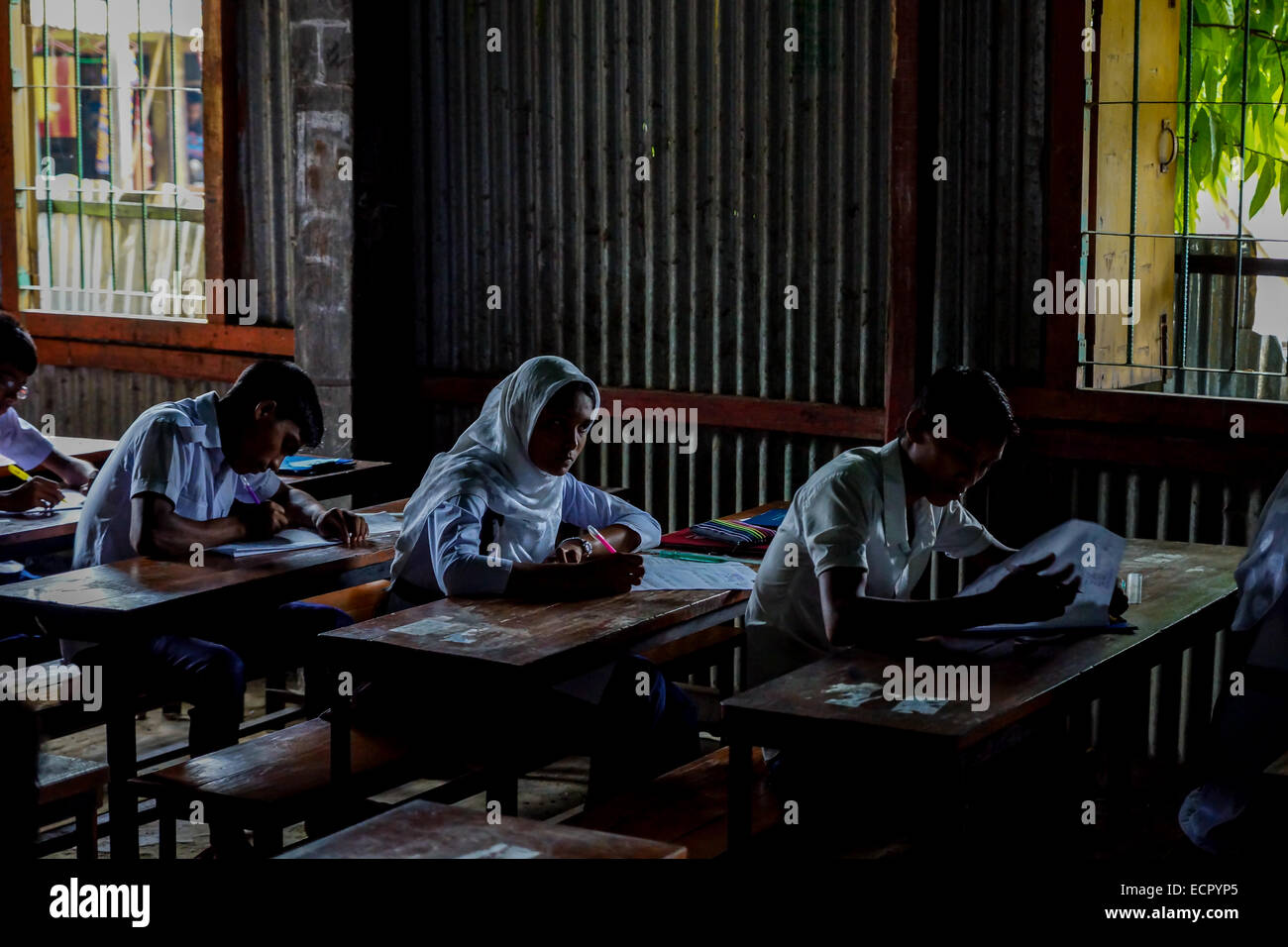 Étudiants assis un examen dans Bangaldeshi village Banque D'Images