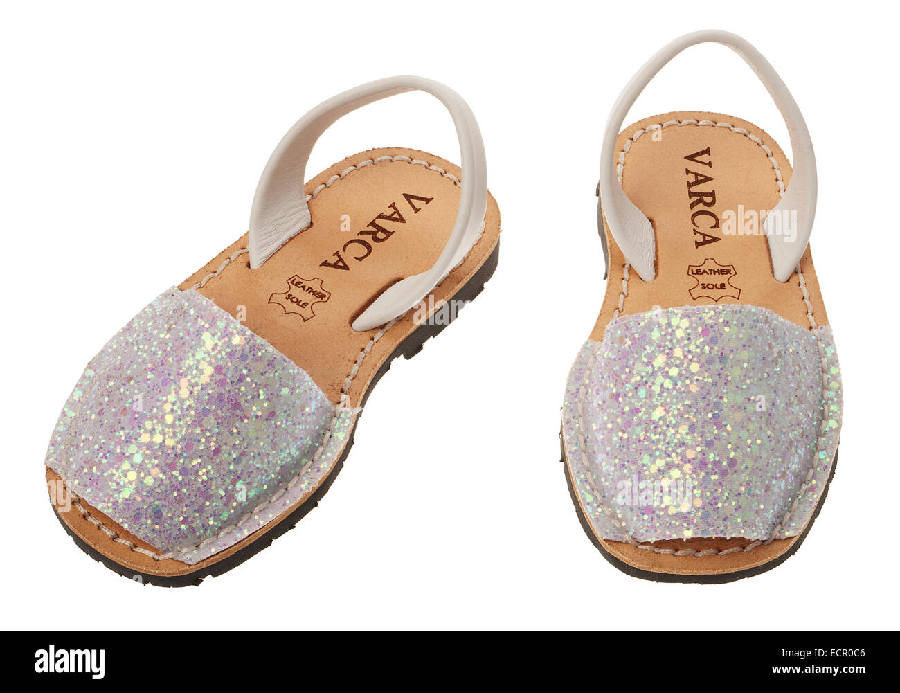 Une paire de chaussures d'été sparkley à enfiler, pour les filles. Banque D'Images