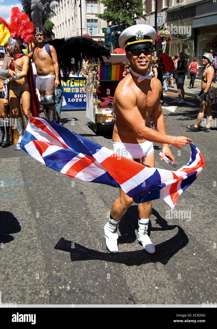 Un homme gay habillé comme un marin garçon pose pour la photographie au London Pride Parade. Banque D'Images