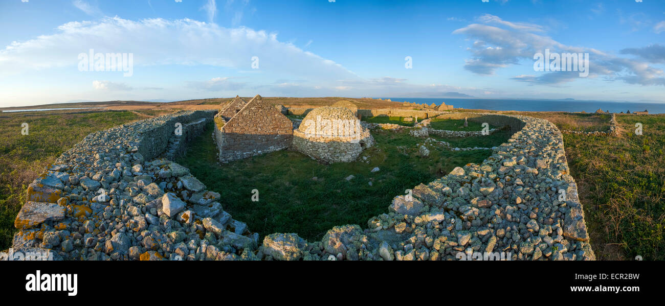 Coucher de soleil sur l'établissement monastique et cashel sur Inishmurray Island, comté de Sligo, Irlande. Banque D'Images