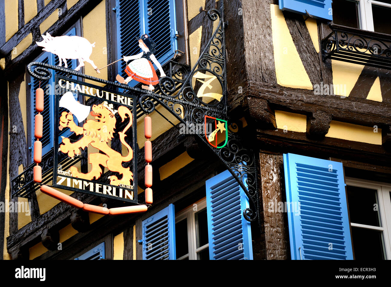 Colmar, Alsace, France. Bâtiments à colombages et charcuterie boutique en centre ville Banque D'Images