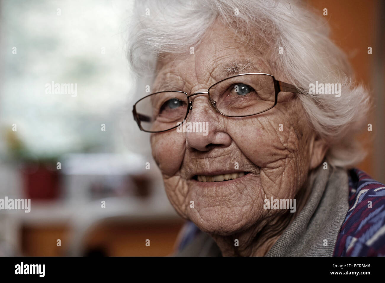 Femme de 93 ans, une maison de soins infirmiers, portrait Banque D'Images