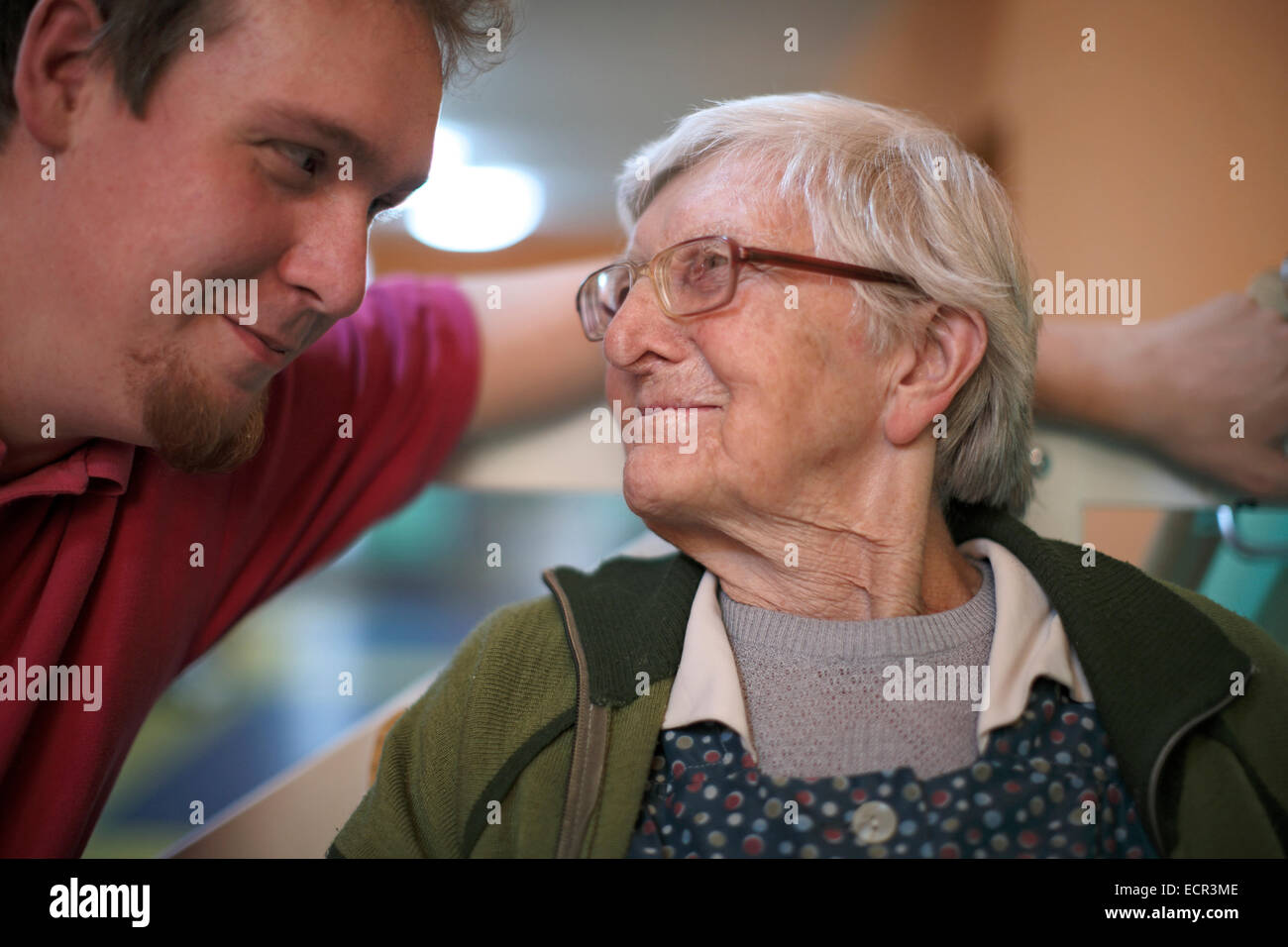 Femme de 89 ans, une maison de soins infirmiers, les cadres de parler à des infirmières, des infirmières, des soins de santé Banque D'Images