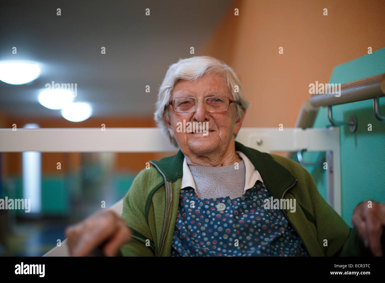 Femme de 89 ans, une maison de soins infirmiers, portrait Banque D'Images
