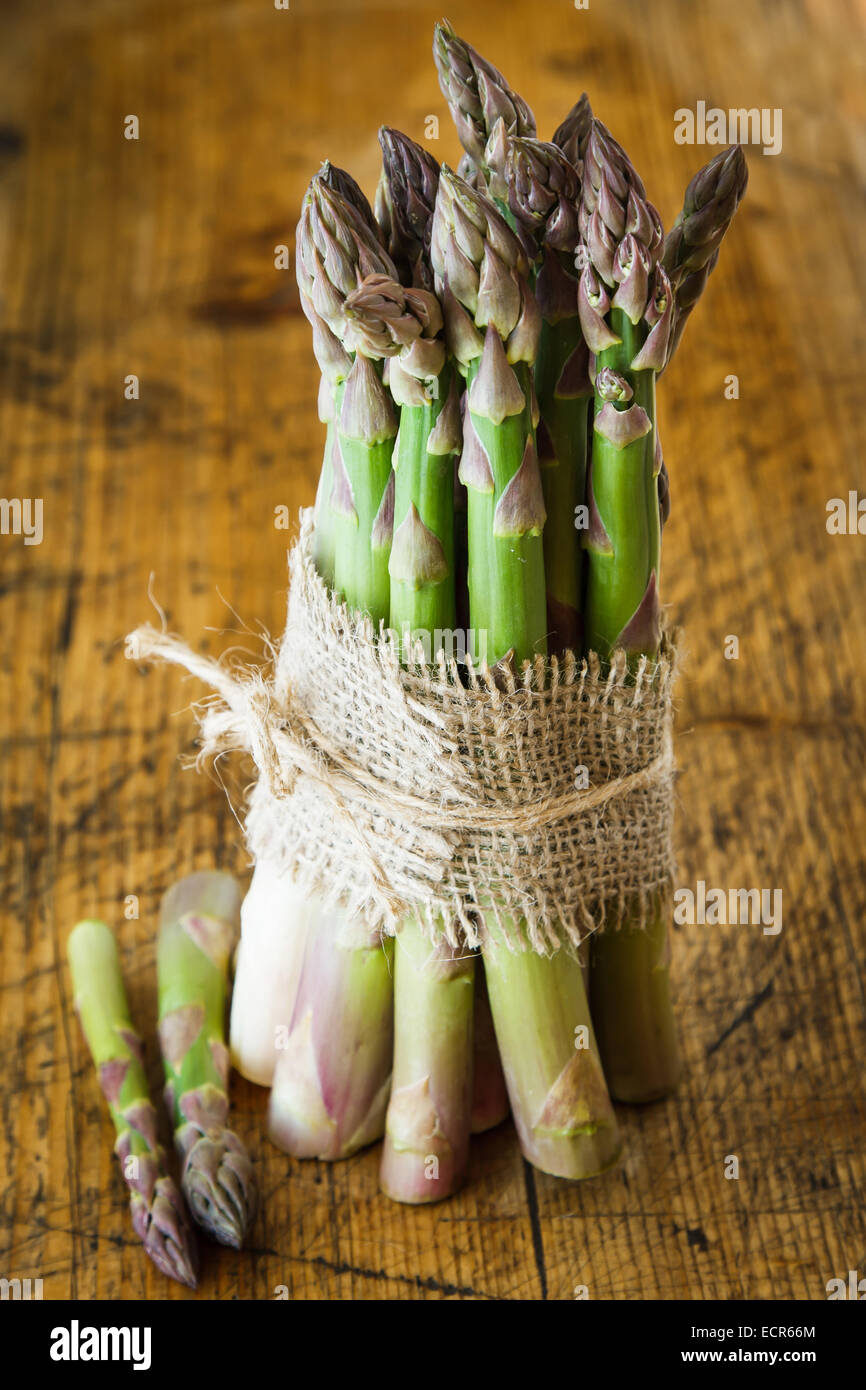 Asperges vertes sur fond de bois Banque D'Images