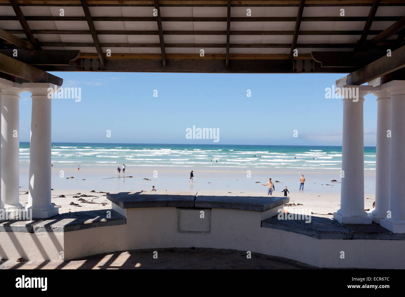 Les personnes bénéficiant d'une journée à la plage de Surfer's Corner à Muizenberg près du Cap. Banque D'Images