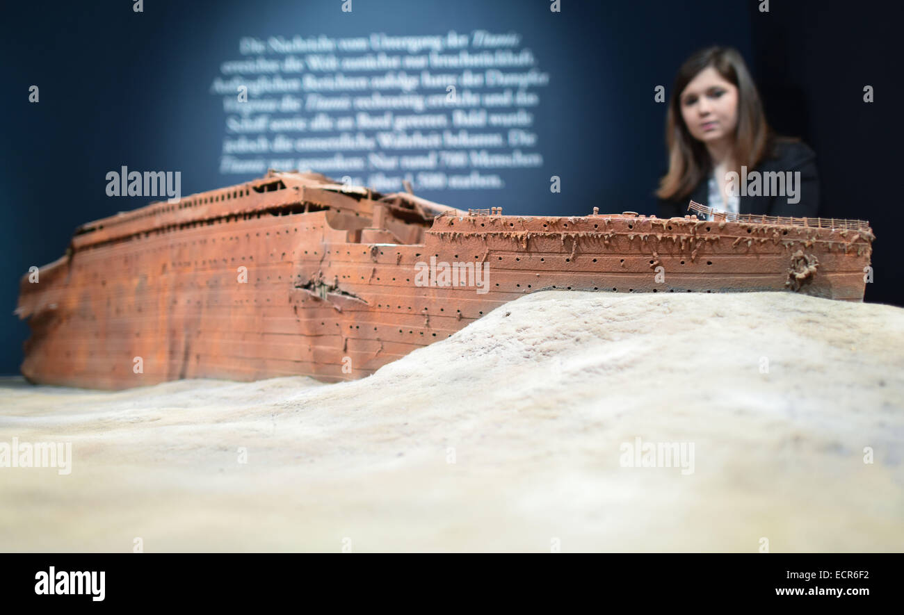 Speyer Allemagne Dec 18 14 Une Femme Regarde Une Replique De L Epave Du Titanic A L Exposition Titanic L Exposition Du Vrai Decouvertes Vrai Fates Au Musee Historique Du Palatinat A Spire En