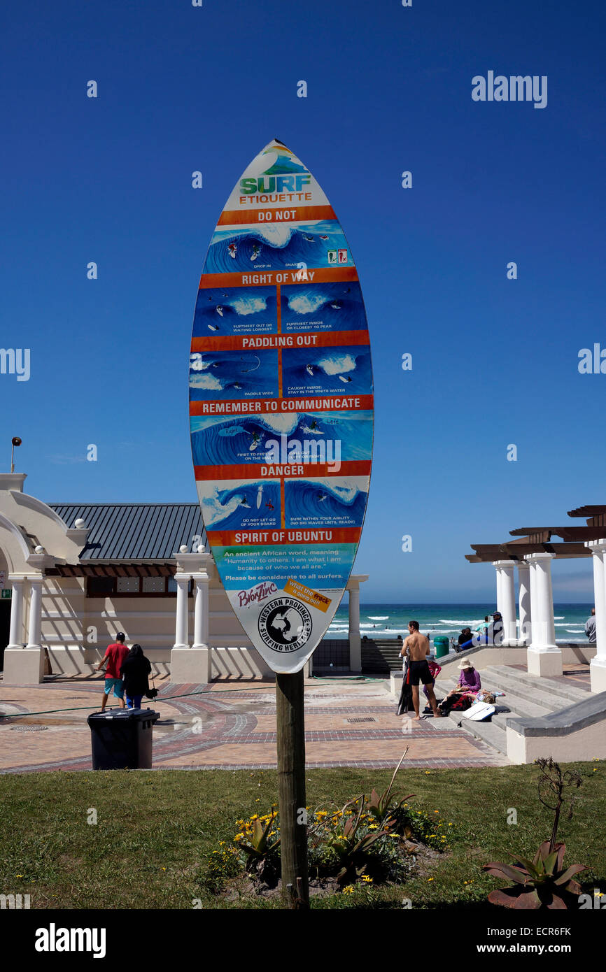 Surf avec Surf Etiquette à Surfer's Corner à Muizenberg beach. Banque D'Images