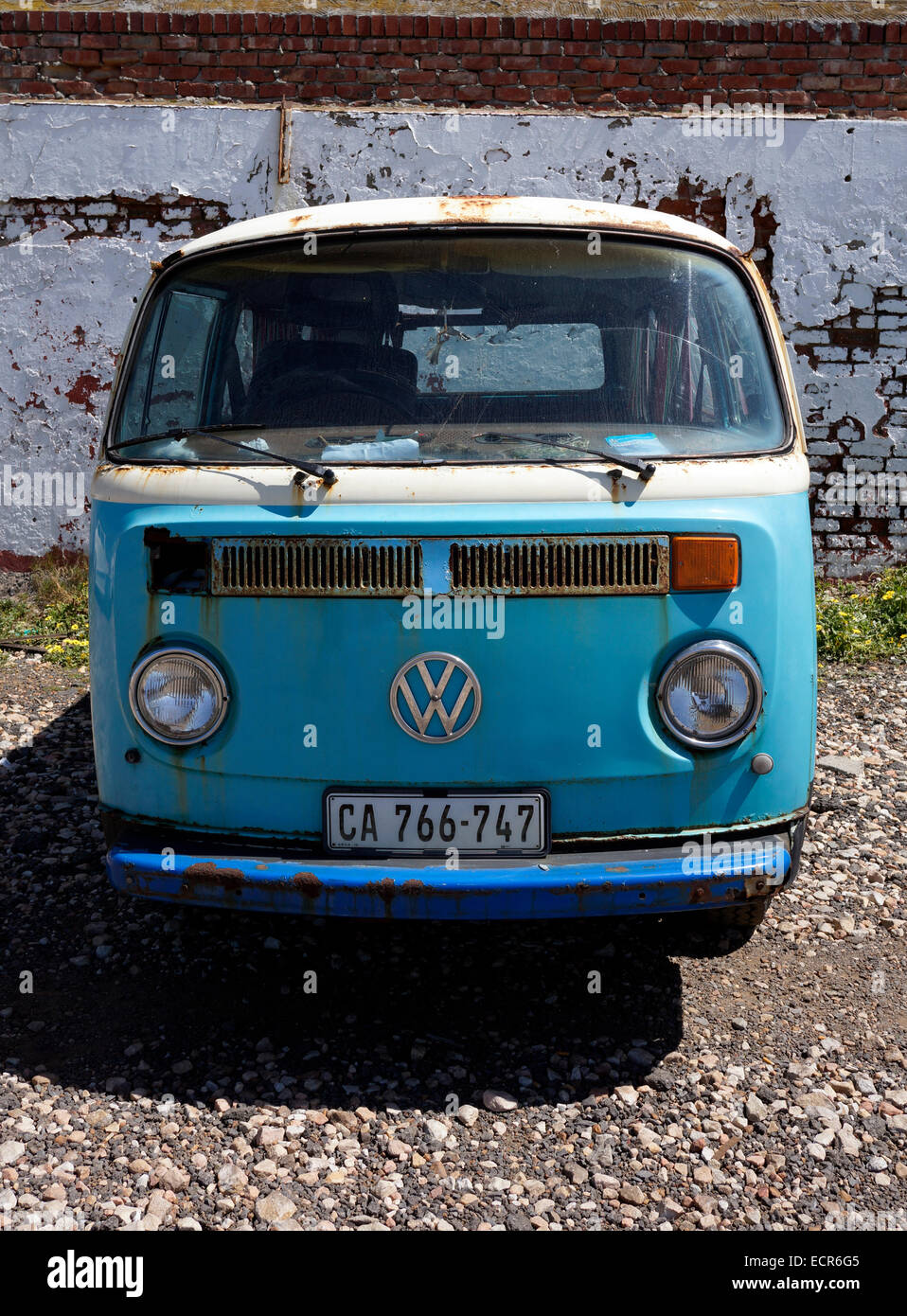 Volkswagen Kombi ancien bleu stationné à Muizenberg près du Cap. Banque D'Images