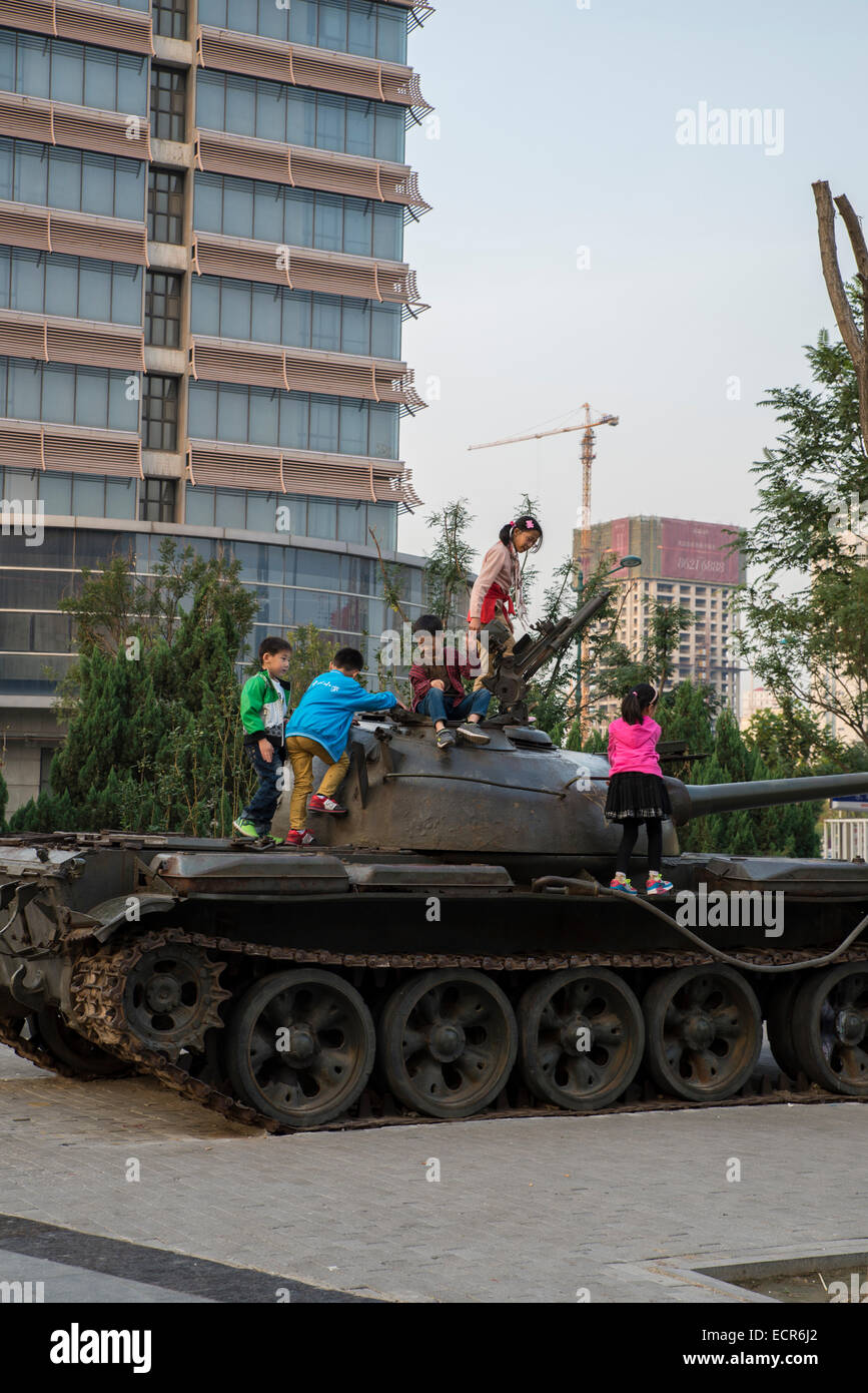 Les enfants jouant sur le réservoir de l'armée statue, Tianjin, Chine Banque D'Images