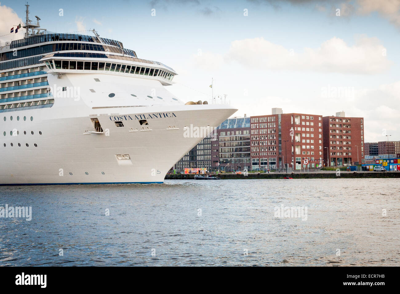 Bateau de croisière sur l'IJ à Amsterdam Banque D'Images