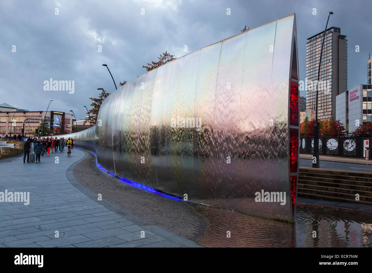 La pointe de sculpture, Sheffield à la tombée de la nuit. La place de la gerbe, Sheffield, Yorkshire, Angleterre, Royaume-Uni Banque D'Images
