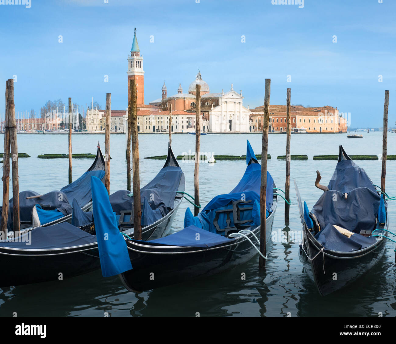 Basilique San Giorgio Maggiore vus de derrière stationné à gondoles la place Saint-Marc, Venise, Italie Banque D'Images