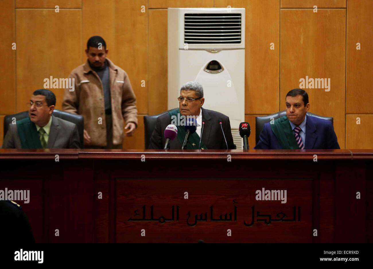 Le Caire, Égypte. 25Th Dec, 2014. Le juge prend la parole lors du procès de Gamal et Alaa Moubarak, fils de l'ancien président Hosni Moubarak au Caire, le 18 décembre 2014. Les deux fils de l'ancien président étaient de retour devant les tribunaux face à des accusations de manipulation du marché boursier Crédit : Stringer/APA/Images/fil ZUMA Alamy Live News Banque D'Images