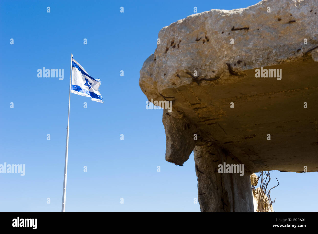 Partie d'un bunker sur 'tel e-saki' avec le drapeau israélien sur le Golan Banque D'Images