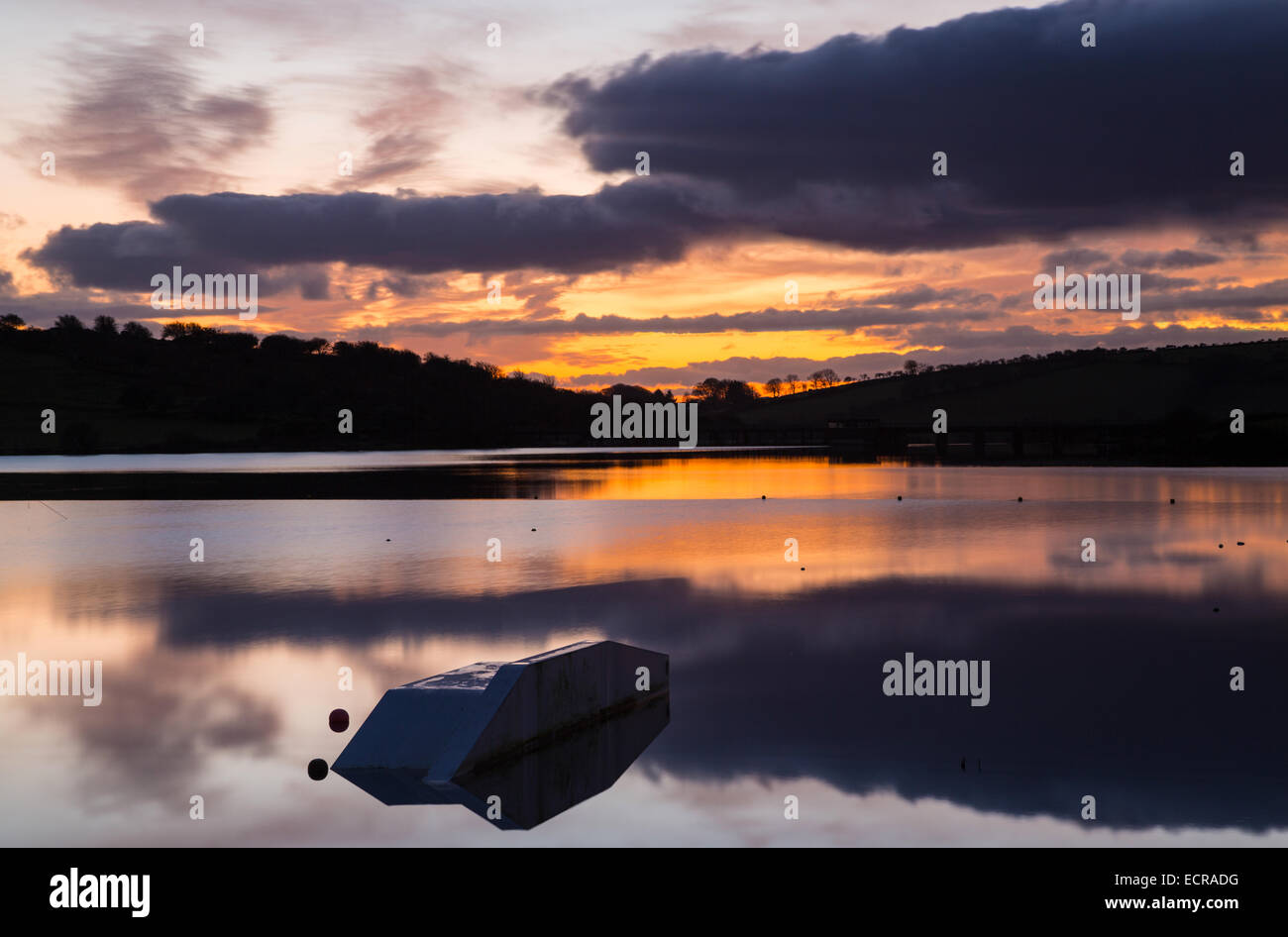 Coucher de soleil sur Siblyback dans East Cornwall reservior Banque D'Images