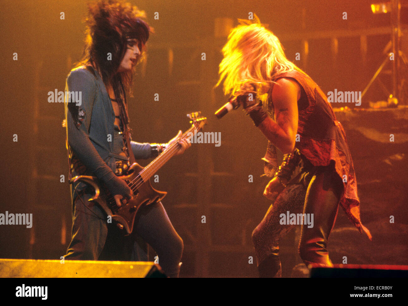 MOTLEY CRUE en 1990 groupe de rock américain avec Vince Neil à droite et Nikki Sixx Photo Jeffrey Mayer Banque D'Images