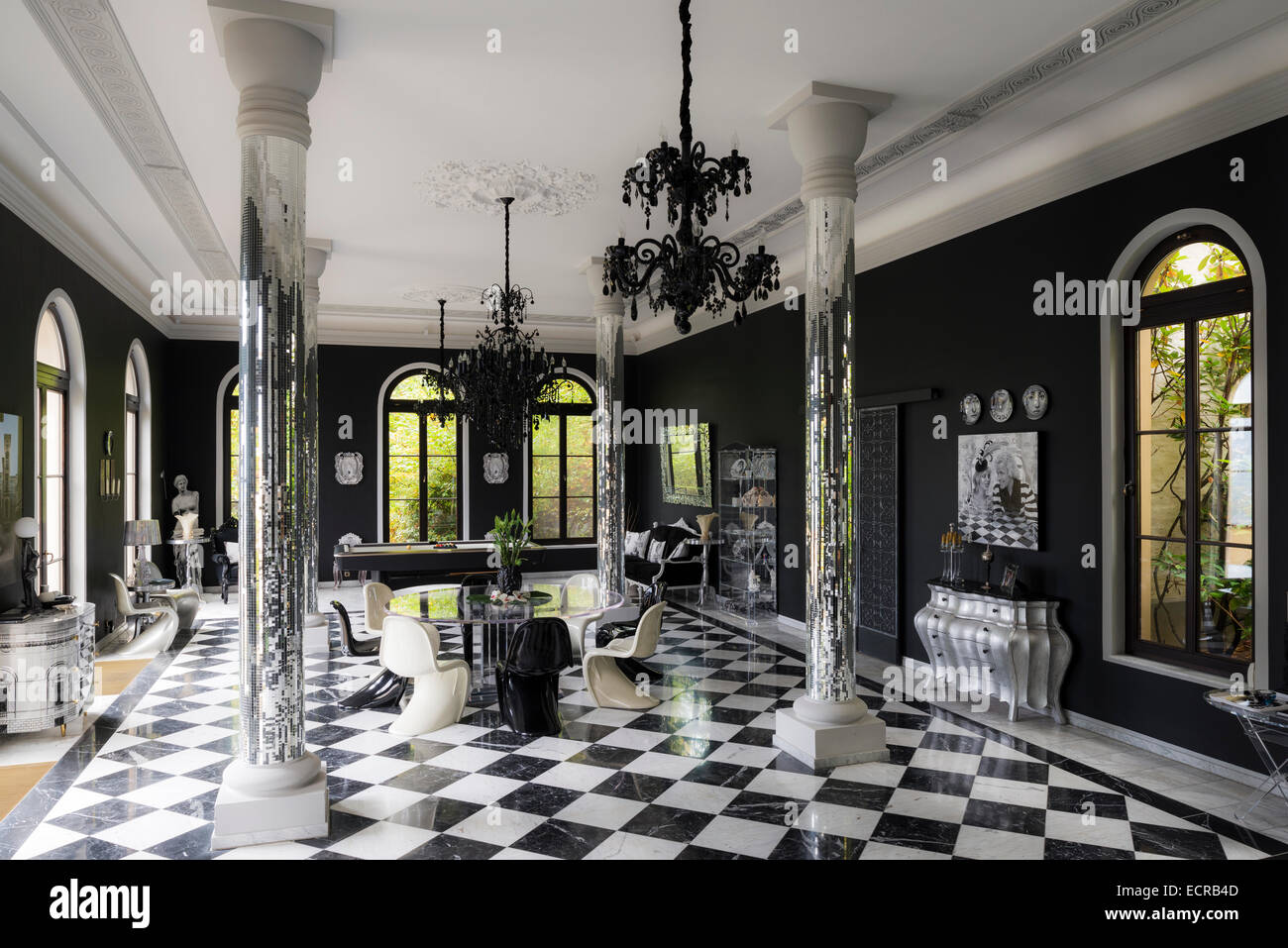 Piliers en miroir dans la chambre de style orangerie avec Panton S chaises  et de carrelage noir et blanc Photo Stock - Alamy
