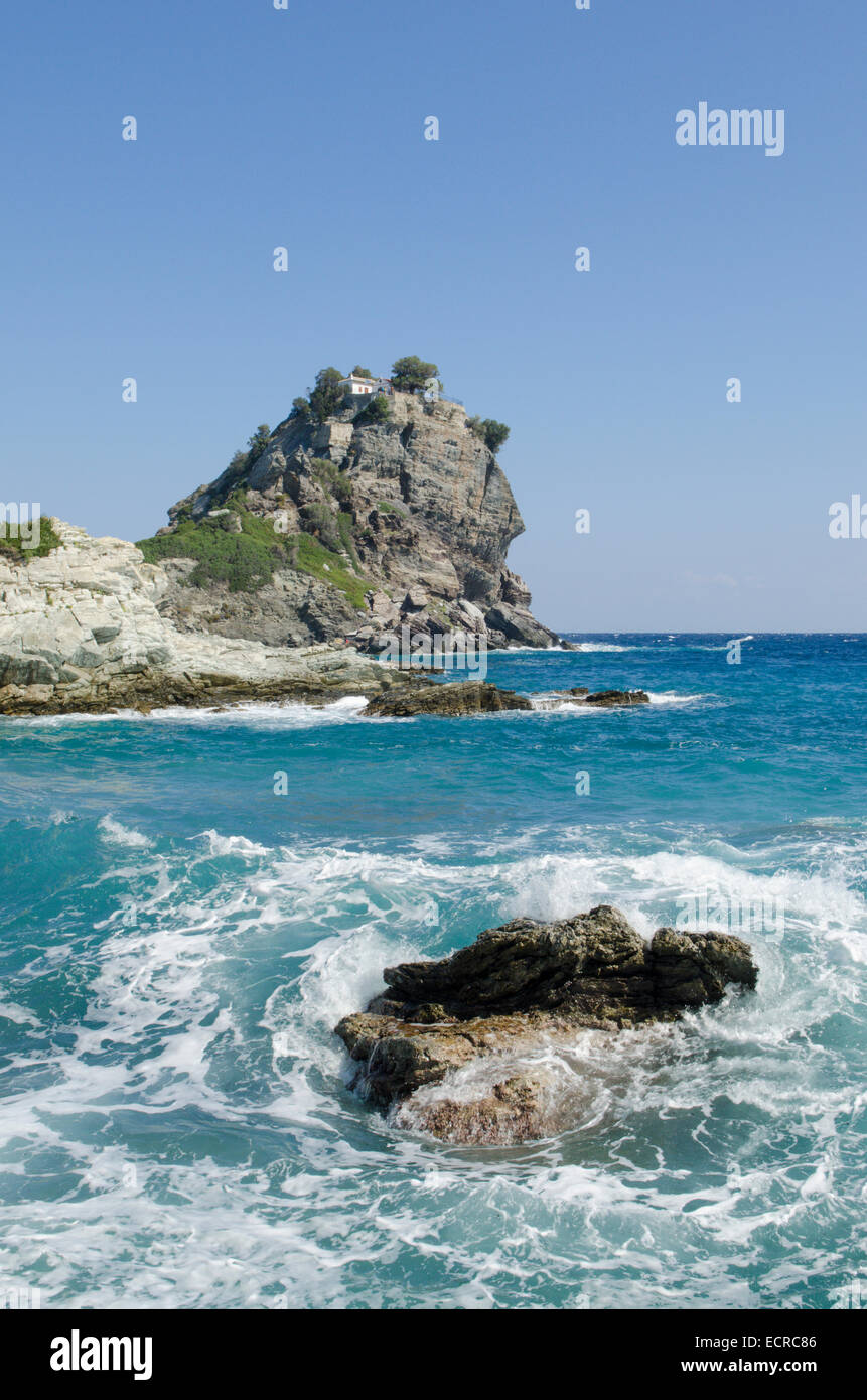 Mamma Mia, chapelle Agios Ioannis, Skopelos, Grèce. Octobre. Au sommet du rocher de l'église. Banque D'Images