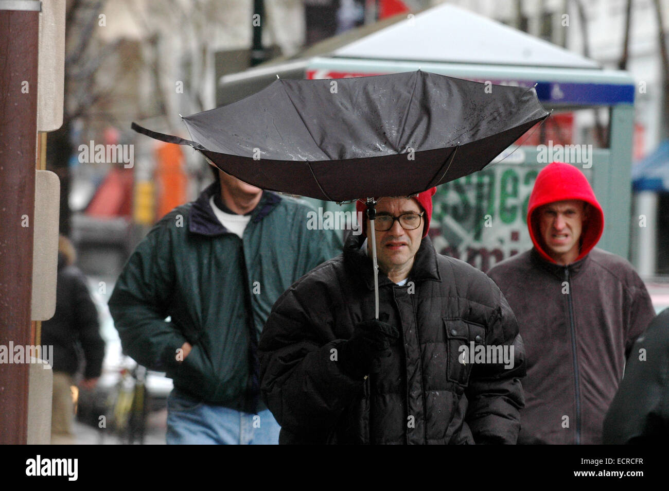 Un homme avec un parapluie à l'envers à Philadelphie, PA, USA. Banque D'Images