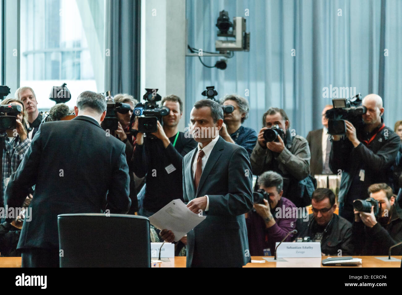 Berlin, Allemagne. Dec 18, 2014. Sebastian Edathy comme témoin lors de la réunion du comité d'investigation 2 du Bundestag allemand réalisée au bâtiment Marie-Elisabeth Lüders au Bundestag. / Photo : Sebastian Edathy arrive à la 2 Commission d'enquête au Bundestag avec un grand intérêt du crédit midia : Reynaldo Chaib Paganelli/Alamy Live News Banque D'Images