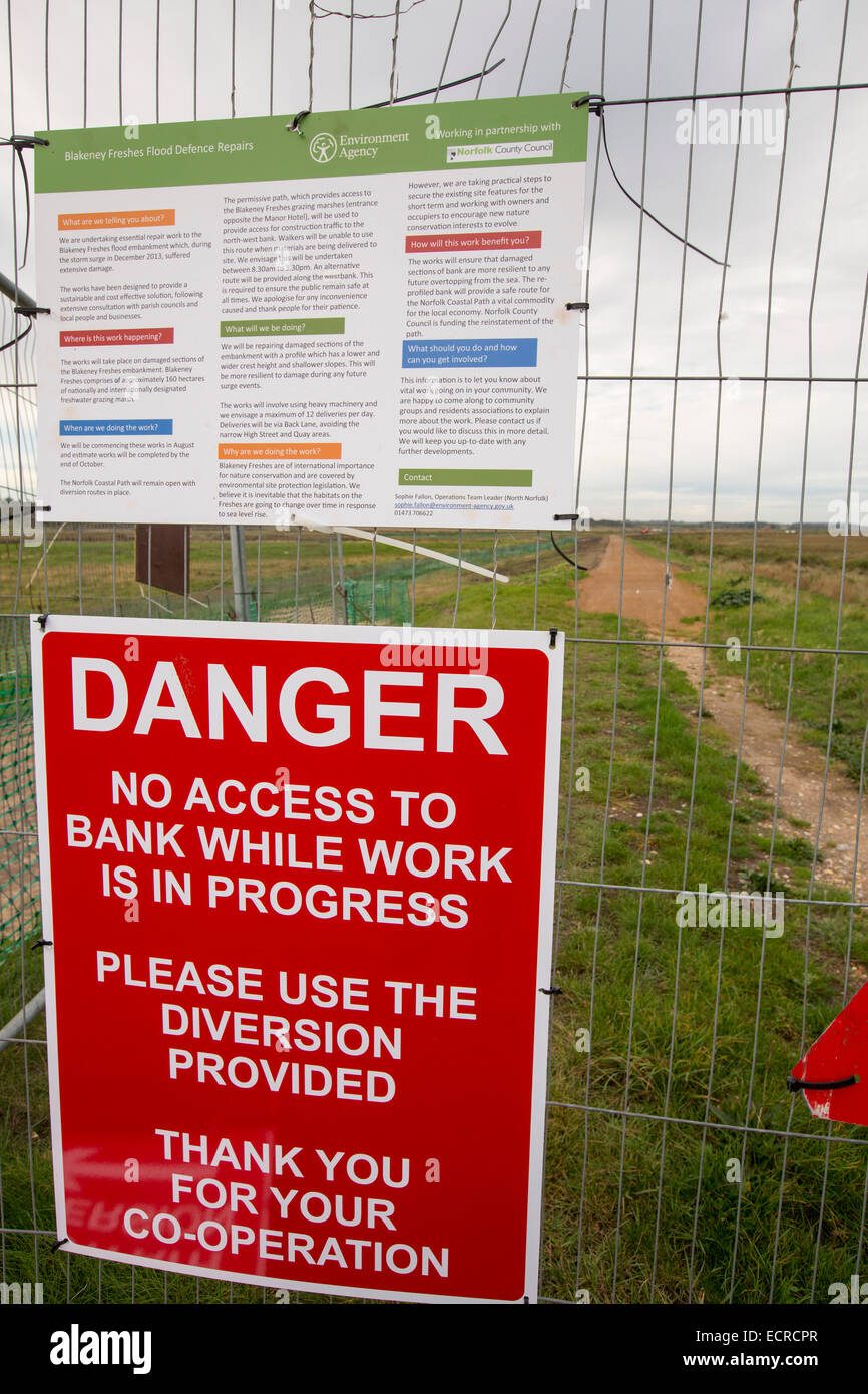 Réparation des dommages causés à la mer côtière défense en Blakeney, Norfolk par la tempête de décembre 2013. Banque D'Images