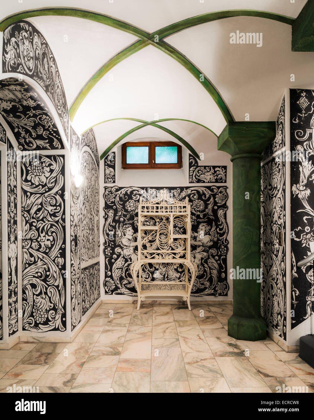Plafond voûté et papier peint de style baroque dans le couloir avec la colonne vert Banque D'Images